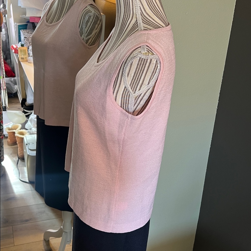 🛑 1 hour sale. St. John, Set - Light Pink Knit Top (S) and Black Knit Skirt (2) - Picture 9 of 12